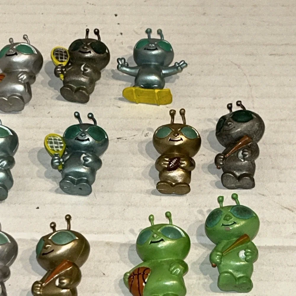 Lot Of 18 Vintage Vending Machine Gumball toys Mini Aliens 1